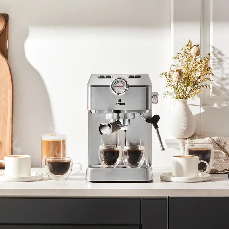 Karaca Coffee Art 1101 Milchaufschäumer, 20 Bar Druck, Espresso, Latte, Cappuccino, Americano Maschine 1,5L Inox Sonderaktion